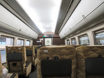 スーパーはくとの車内