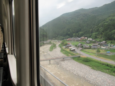 スーパーはくとの車内から撮影