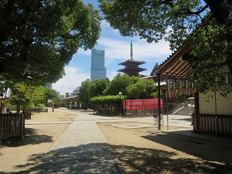 四天王寺境内から「あべのハルカス」