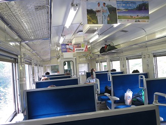 普通列車の車内