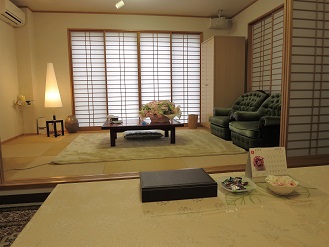 おかざき葬儀社の控室から