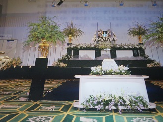 慈曲葬　祭壇の一部
