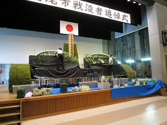 追悼式祭壇設営風景 