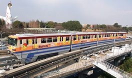 大阪モノレール　チキンラーメンラッピング車