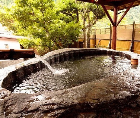 白壁の巨石風呂